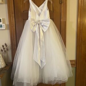 Elegant White Sleeveless Kids Formal Dress with Detachable Bow, Size 14?